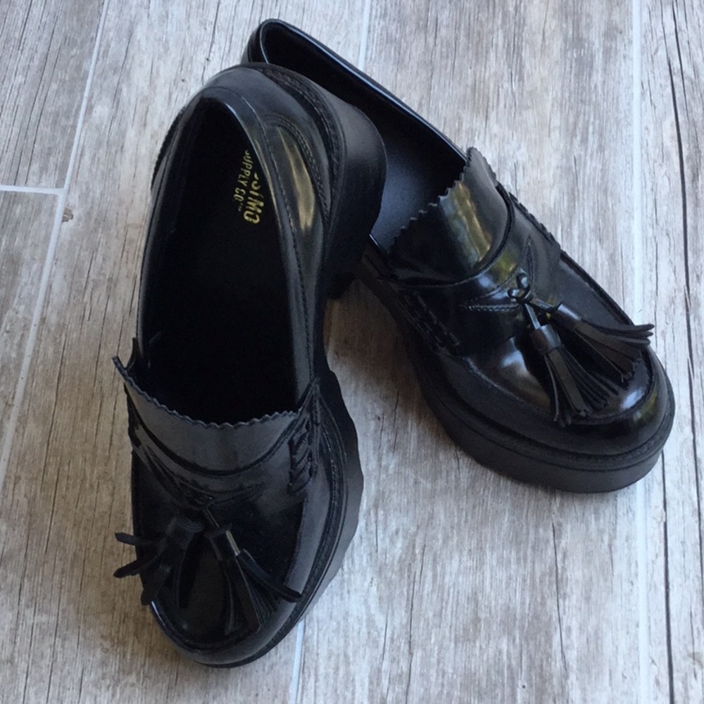 Mossimo black platform loafer w/tassels